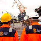 För att finansiera omställningen pekar den brittiska regeringen på den statliga investeringsfonden National Wealth Fund, där motsvarande cirka 5,8 miljarder pund har avsatts för satsningar på bland annat vätgas, stål och koldioxidinfångning.