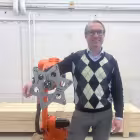 Fredrik Malmgren, VD för Cognibotics, bredvid en industrirobotkalibreringsanordning. Foto: Cognibotics