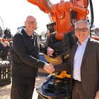 Krister Blomgren (vd Engcon, t.v.) och Francesco Quaranta (vd HCME). Foto: Engcon