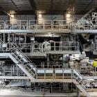 Produktionen baseras till stor del på inhemska råvaror – främst massaved från privata skogsägare i Finland, smådimensionerat virke samt sågverksflis. Restprodukter som bark och spån används för energiproduktion, och den biovärme som alstras levereras även till fjärrvärmenätet i Uleåborg. Foto: Stora Enso