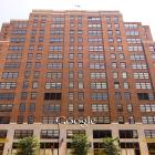 Googles kontorsbyggnad i New York rymmer företagets största annonsförsäljningsteam. Ett fotografi av fasaden mot Ninth Avenue på 111 Eighth Avenue i Chelseadistriktet på Manhattan. Bilden visar Googles nyligen tillagda företagslogotyp – företaget är nuvarande ägare och största hyresgäst i byggnaden vid tiden då fotografiet togs. Foto: Wikipedia Common. Kredit: Scott Roy Atwood –