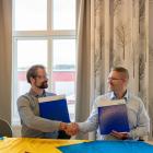 Thomas Haiduga, sågverkschef i Hissmofors, och Kari Puustinen, försäljningschef på Jartek. Foto: Norra Timber