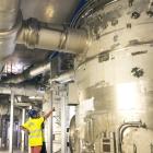 Lahcène Benkheira och Adrien Forgeas från Assembly & Commissioning Support Division inspekterar anslutningarna mellan hjälpbokslådorna och kryoledningarna inne i Tokamak-byggnaden.
Foto: ITER