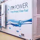 En anställd vid ITM Powers elektrolysörfabrik i Sheffield, England. Foto: ITM Power