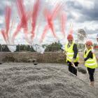Under spadtagseventet deltog Västmanlands landshövding Johan Sterte, grannar från Finnslätten, kunder och leverantörer bland annat. Foto: Jonas Billberg