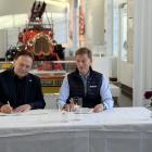 Martin Hellström, rektor för Mälardalens universitet och Christian Levin, vd och koncernchef för Scania och TRATON undertecknar avtalet. Foto: Mälardalens universitet