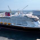 Kryssningsfartyget Disney Destiny, byggt vid Meyer Werft i Papenburg, bogseras längs Ems mot Eemshaven i Nederländerna i september 2025. Fartyget har cirka 1 250 hytter och plats för omkring 4 000 passagerare. Foto: Meyer Werft