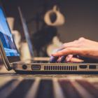 Förordningen ska skydda konsumenter och företag och säkerställa att produkter på den inre marknaden har färre sårbarheter. Den ska också ge konsumenter tillräcklig information om cybersäkerheten i de produkter de köper och använder. Foto: john schnobrich unsplash