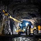 Maskinens styrsystem är utvecklat internt av Normet och ger operatören tillgång till driftdata, diagnostik och övervakning via pekskärm. Syftet är att underlätta arbetet och minska risken för fel under drift. Foto: Normet