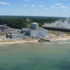 Kärnkraftverket Palisades i Michigan ser ut att bli det första kärnkraftverket i USA som återstartas efter att ha stängts, vilket markerar en möjlig ”kärnkraftsrenässans”. Holtec International, företaget som återstartar anläggningen, planerar också att bygga de första små modulära reaktorerna (SMR) på platsen. Projektet är en del av en bredare trend med ökat intresse för kärnkraft, drivet av stigande efterfrågan på elektricitet och statligt stöd. Foto: Palisades kärnkraftverk