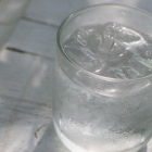 PFAS syns inte – men de stannar kvar. De bryts inte ner i naturen, sprids via vatten och kan ansamlas i människor och miljö under lång tid. Det är därför EU nu agerar. Foto: SamCert