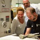Soraya Narfeldt på besök i Gaya Materials fabrik i Helsingborg. Foto: Gaya Materials