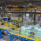 Sedan 2020 har SRC byggt en toppmodern anläggning för bearbetning av sällsynta jordartsmetaller i Saskatchewan, med finansiering från provinsregeringen i Saskatchewan och Kanadas federala regering. Anläggningen omfattar hela processen från mineral till metall, inklusive hydrometallurgi, separationsprocesser och metallsmältning. Varje steg bygger på avancerade, egenutvecklade och egenbyggda tekniker, utformade med särskilt fokus på operatörernas säkerhet och på hållbarhet. Foto: Saskatchewan Research Council (SRC)