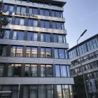 Vid invigningen meddelade Rheinmetall att man även expanderar i andra länder. Tillsammans med den rumänska regeringen ska företaget bygga en pulverfabrik i Rumänien med en investeringsvolym på omkring 550 miljoner euro. Dessutom planeras en fabrik i Bulgarien som ska producera både pulver och artillerigranater, med en kapacitet motsvarande en tredjedel av den nya anläggningen i Unterlüß. Foto: Rheinmetalls huvudkontor i Stuttgart.  Wikipedia Common Lic. Kredit: Dagce