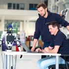 Sereacts grundare Ralf Gulde (stående) och Marc Tuscher: Robotar som ser, tänker och agerar. Foto: Sereact