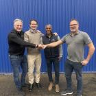 Från vänster: Anders Perjans, delägare i Metallprodukter; Simon Brännström, grundare av Safe Harbour Invest; Mario Pereira, grundare av Safe Harbour Invest; samt Hans Nohrlander, vd och ägare av Metallprodukter i Edsbyn AB, i samband med Safe Harbours förvärv den 1 oktober 2025. Foto: Safe Harbour Invest