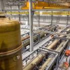 Elektrolysörer installeras vid Stegras anläggning för grönt stål i Boden i Sverige. Elektrolysörer är anläggningar som använder elektricitet för att spjälka vatten (H₂O) till vätgas och syre genom en process som kallas elektrolys. Den producerade vätgasen kan sedan användas som bränsle eller i industriella processer, till exempel vid tillverkning av stål utan kolbaserade utsläpp. Foto: Stegra