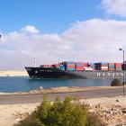 Containerfartyget Hanjin Kaohsiung passerar genom Suezkanalen. Foto: Wikipedia Common Lic. Kredit: Daniel Csörföly
