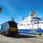 Målet är att säkerställa smidiga transporter av livsviktiga produkter. Det är tillåtet att transportera radioaktivt material med järnväg i Europa, under förutsättning att strikta nationella och internationella regler följs, såsom IAEA:s bestämmelser och den europeiska RID-koden för järnvägstransporter. Dessa kräver särskilda förpacknings- och säkerhetsåtgärder för att skydda allmänheten och miljön. Företag måste upprätta strålskyddsprogram, och speciella typ B-behållare används för mycket radioaktivt material, vilket garanterar säkerhet även vid allvarliga olyckor. Foto: Nuclear Transport Solutions.