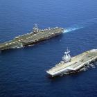 Charles de Gaulle i förgrunden bredvid USS Enterprise från USA. Foto: US Navy/Wikimedia Commons