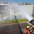 Den lokala brandkåren sprutar vatten på brandhärden vid vätgastankstationen i Gersthofen i Bayern. Denna helt ny vätgastankstation i södra Tyskland fick omfattande skador efter att en explosion orsakade brand vid anläggningen, enligt lokal polis.
Stationen, som ligger i det så kallade ”godsbyn” i Augsburg – ett område med många transport- och logistikföretag, hade bara varit öppen i en vecka. Den drevs av det tyska företaget Tyczka Hydrogen och var bolagets första vätgastankstation. Foto: Gersthofen Fire Brigade