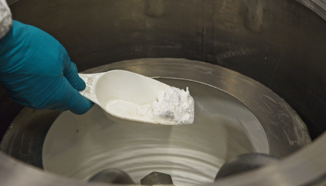 För att utvinna litium ur Alsace geotermiska saltlösningar kommer Eramet att använda aluminiumhydroxid som fungerar som en litiumsvamp. Foto: Eramet 