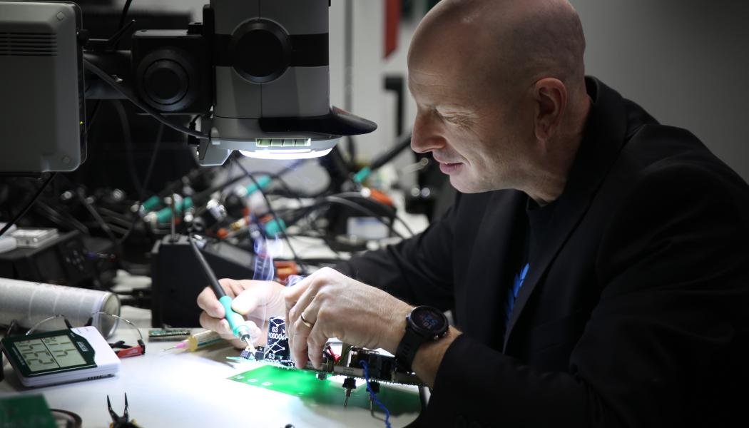 Stefan Ericson i det nya labbet på ASSAR Industrial Innovation Arena i Skövde. Pressbild.