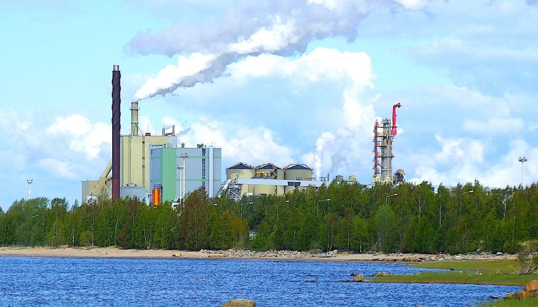 Stora Ensos massa- och pappersbruk i Veitsiluoto, Kemi, Finland. Foto: Wikipedia Common Lic. Kredit: Estormiz