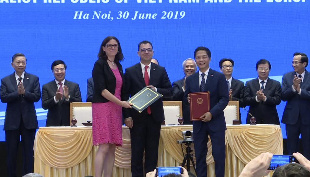 AP/TT: EU:s tidigare handelskommissionär Cecilia Malmström tillsammans med Vietnams handelsminister Tran Tuan Anh vid ett möte i Hanoi i somras. Arkivbild.
