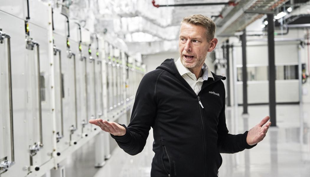 Simon Rehnström/SvD/TT: Northvolts vd Peter Carlsson i bolagets fabrik i Västerås. Nu har Northvolt fått utökat miljötillstånd för utbyggnaden i Skellefteå. Arkivbild.