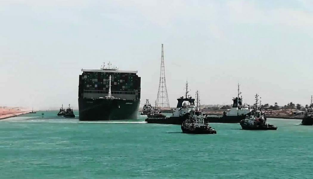 Suez Canal Authority/AP/TT: Ever Green är loss och fartyget är nu på väg för att undersökas.