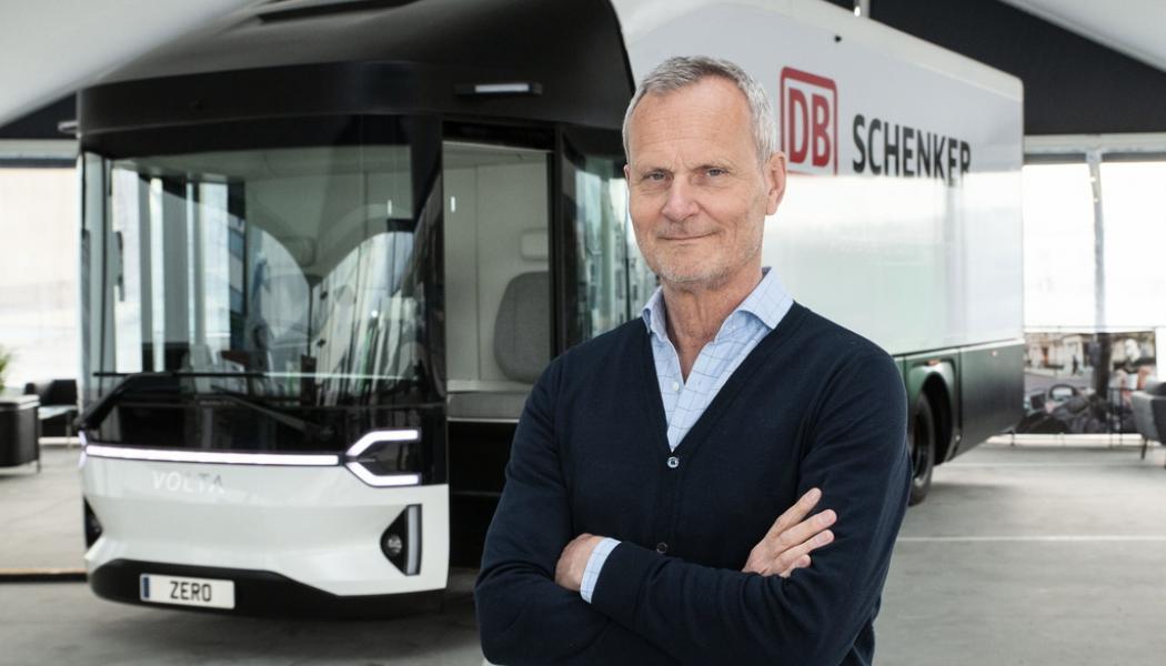 Enrique Gaya/Volta Trucks/TT: Volta Trucks grundare och styrelseordförande Carl-Magnus Norden framför en prototyp av lastbilen Volta Zero.