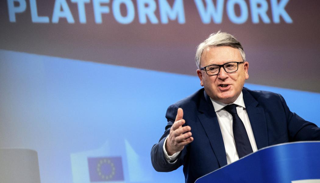 Olivier Matthys/AP/TT: EU:s arbetsmarknadskommissionär Nicolas Schmit vill ha regler för vem som är anställd eller egenanställd i plattformsekonomin. Arkivfoto.