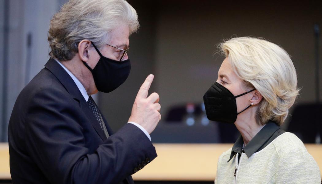 Olivier Hoslet/AP/TT: EU:s inremarknadskommissionär Thierry Breton och kommissionsordförande Ursula von der Leyen laddar för nya förslag om krav på bättre arbetsvillkor.