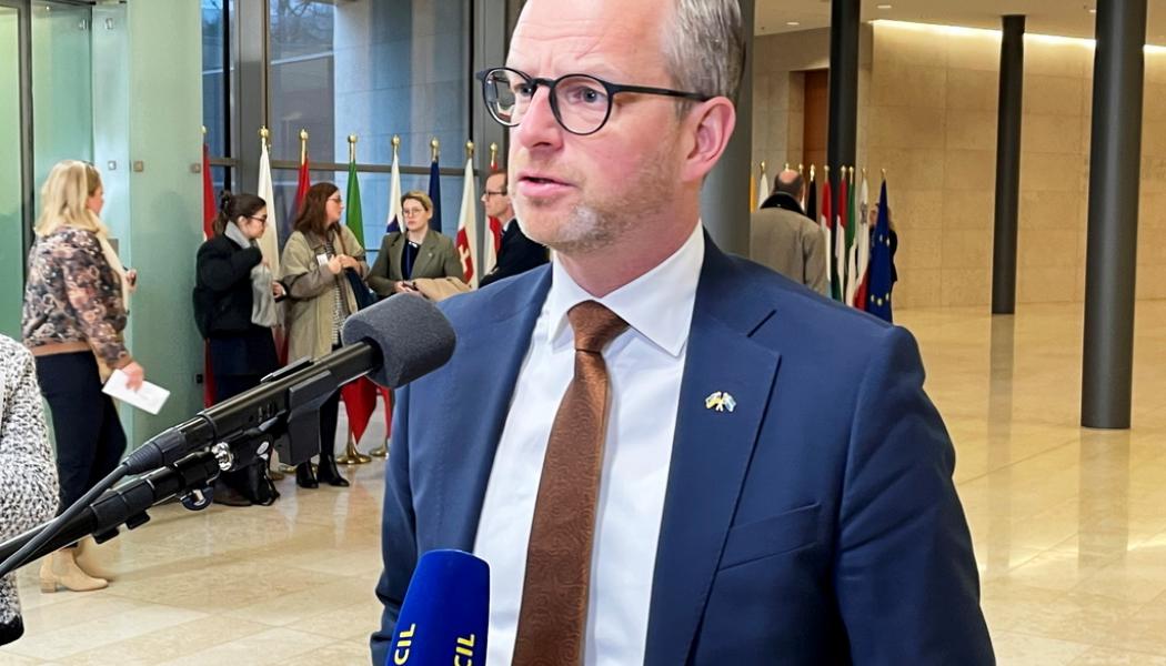 Wiktor Nummelin/TT: Finansminister Mikael Damberg (S) på väg in till tisdagens EU-möte i Luxemburg.