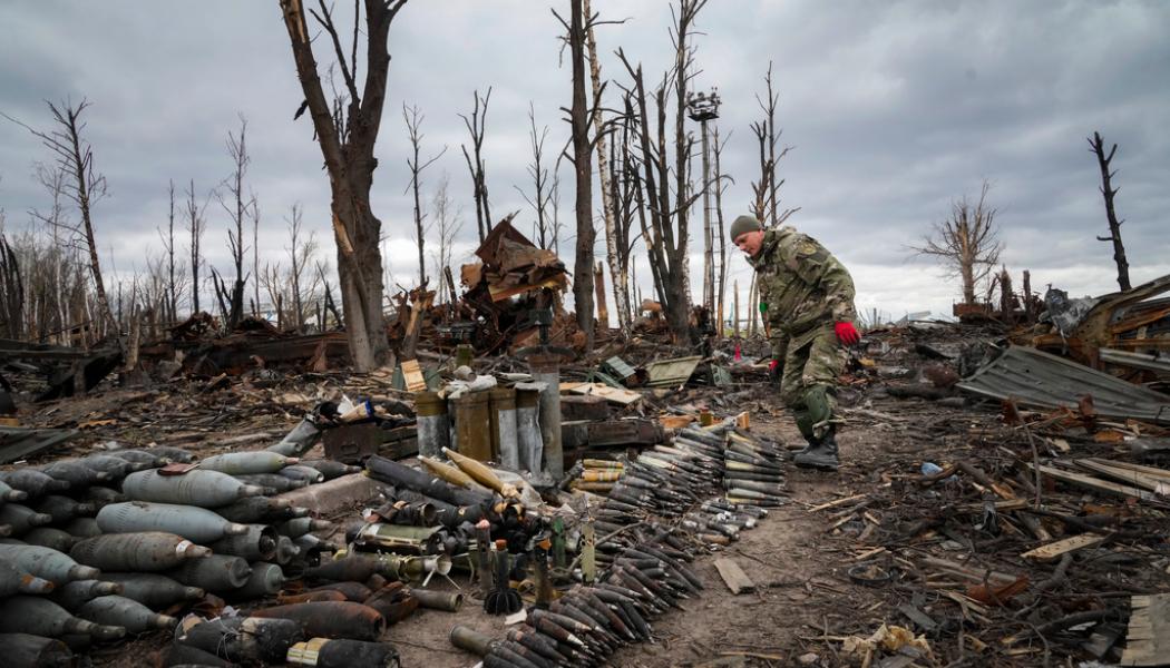 Efrem Lukatsky/AP/TT: Kriget i Ukraina beräknas radera ut 35 procent av Ukrainas ekonomi i år och bromsar även tillväxten globalt, enligt Internationella valutafonden (IMF). Arkivbild