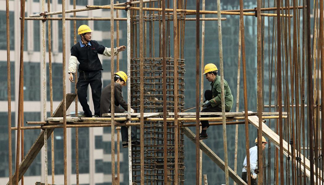 Eugene Hoshiko/AP/TT: Byggnadsarbetare i Shanghai, Kina. Arkivbild.