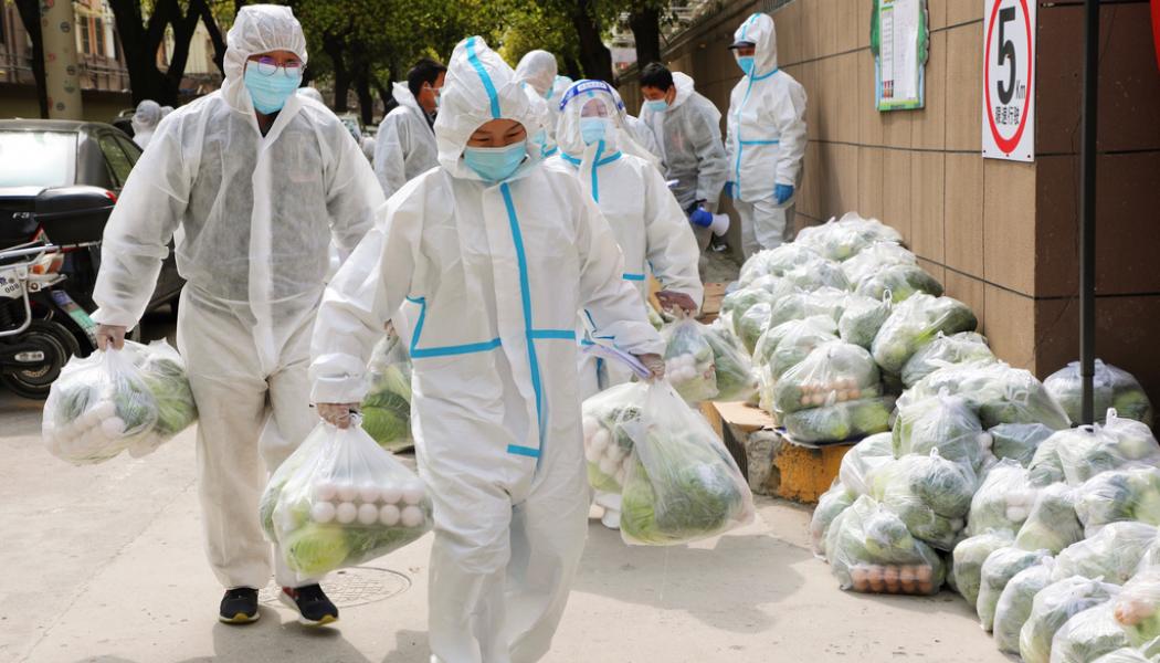 Wang Yanting Nya Kina/AP/TT: Volontärer bär livsmedelsleveranser till en nedstängd stadsdel i 25-miljonersstaden Shanghai i slutet av mars. Arkivbild