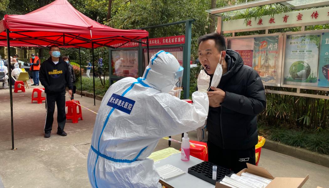 He Zhongming Nya Kina/AP/TT: En man testats för covid-19 i Pudongdistriktet i östra Shanghai i slutet av mars. Arkivbild