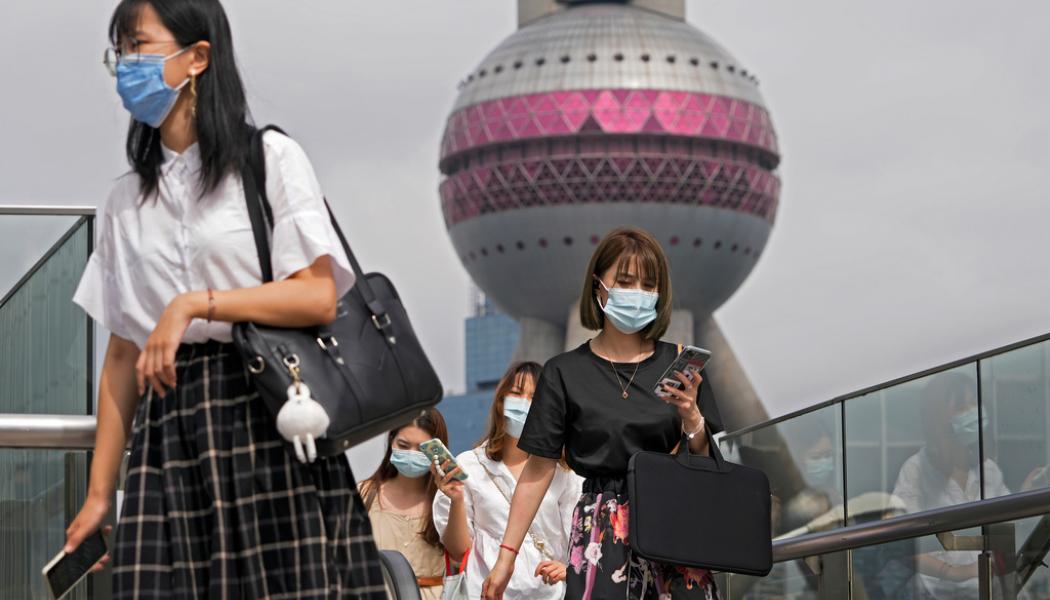 Andy Wong/AP/TT: Fotgängare passerar TV-tornet i Shanghai, Kina. Arkivbild.