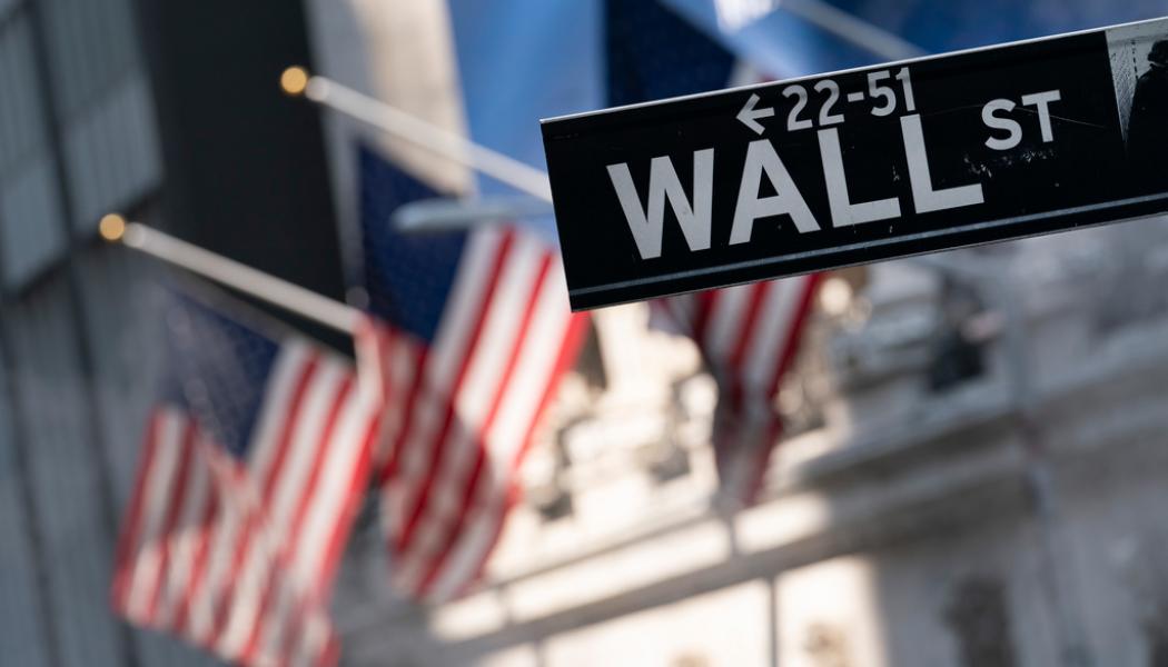 Mark Lennihan/AP/TT: Wall Street steg på måndagen. Arkivbild.