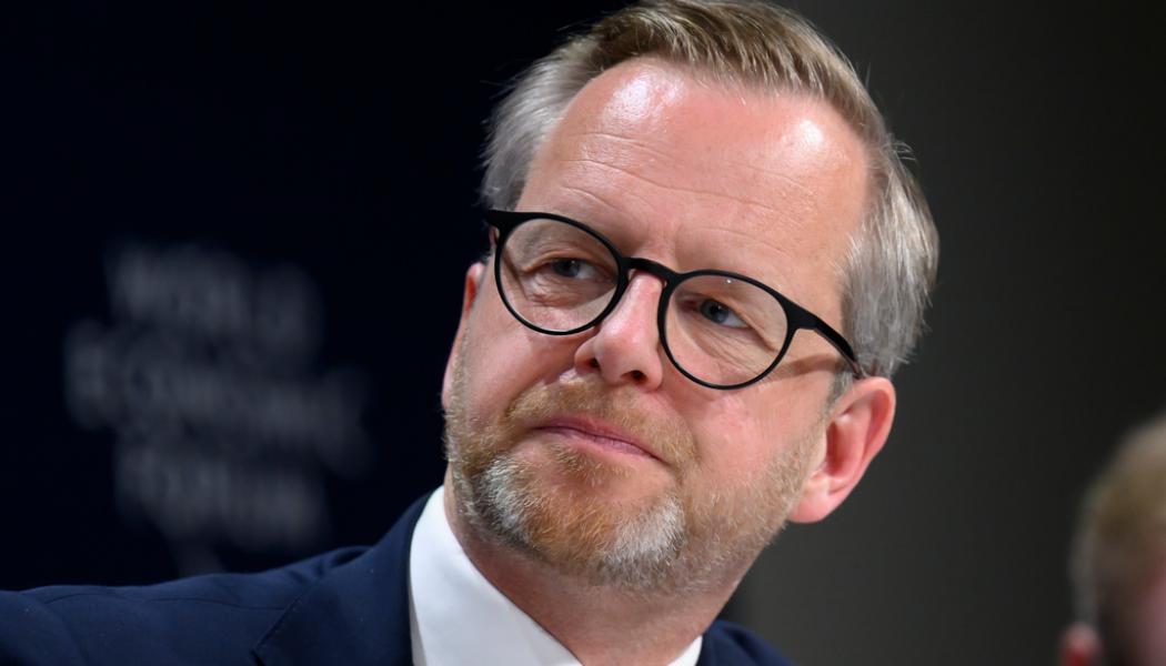 Gian Ehrenzeller/AP/TT: Finansminister Mikael Damberg (S) ser utbudsstörningar och Ukrainakriget som huvudorsakerna till inflationsuppgången – inte stödpaket och stimulanser på hemmaplan. Arkivbild.