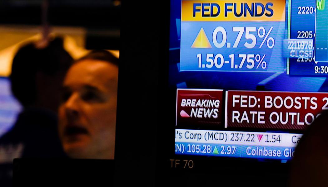 Seth Wenig/AP/TT: Investerare på Wall Street följde med spänning dagens räntebesked från amerikanska Federal Reserve.
