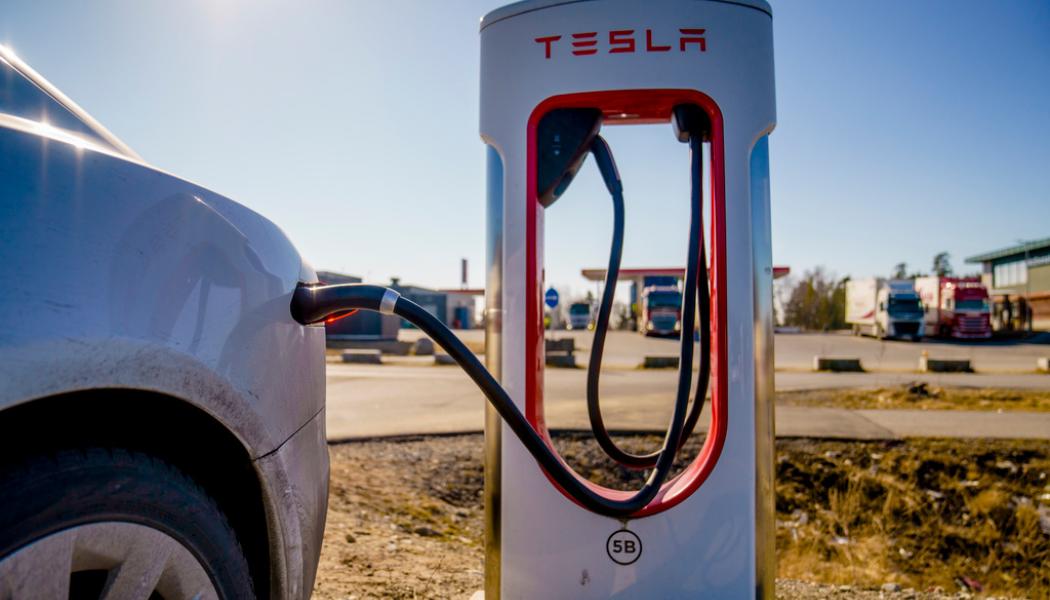 Stian Lysberg Solum/NTB/TT: Elbilstillverkaren Tesla steg kraftigt efter besked om kommande nedskärningar.