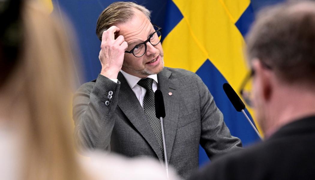 Claudio Bresciani/TT: Finansminister Mikael Damberg presenterar Finansdepartementets senaste prognos för den makroekonomiska utvecklingen och de offentliga finanserna vid en pressträff i Rosenbad.