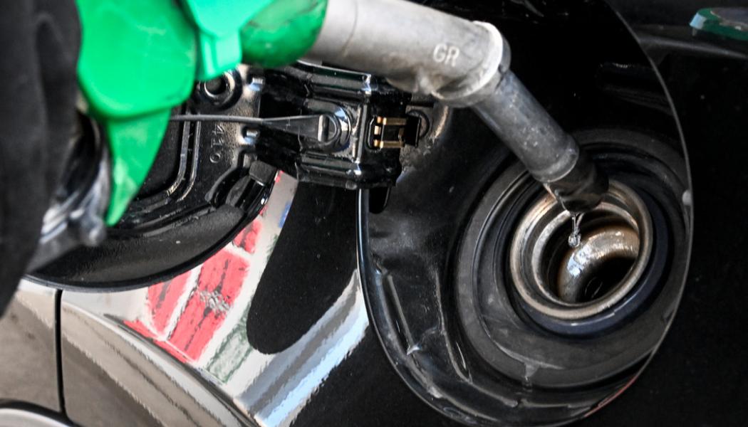 Janerik Henriksson/TT: Sänkning av skatten på bensin- och diesel leder inte till lägre priser, enligt KI-chefen Albin Kainelainen. Arkivbild.