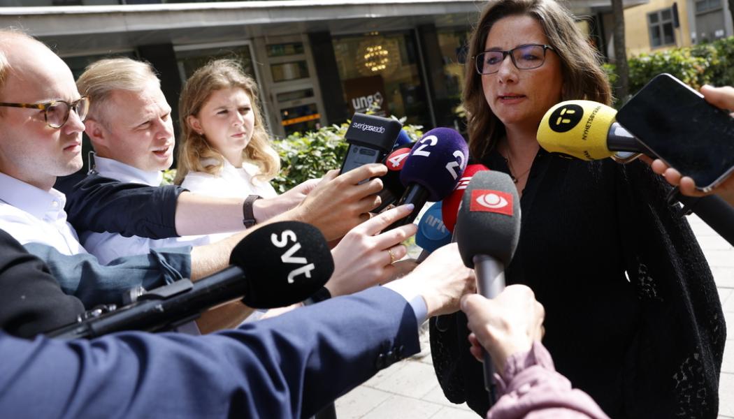 Fredrik Persson/TT: SAS förhandlingsledare Marianne Hernæs möter pressen utanför Näringslivets hus i Stockholm innan måndagens förhandling skall starta mellan SAS och pilotfacken.