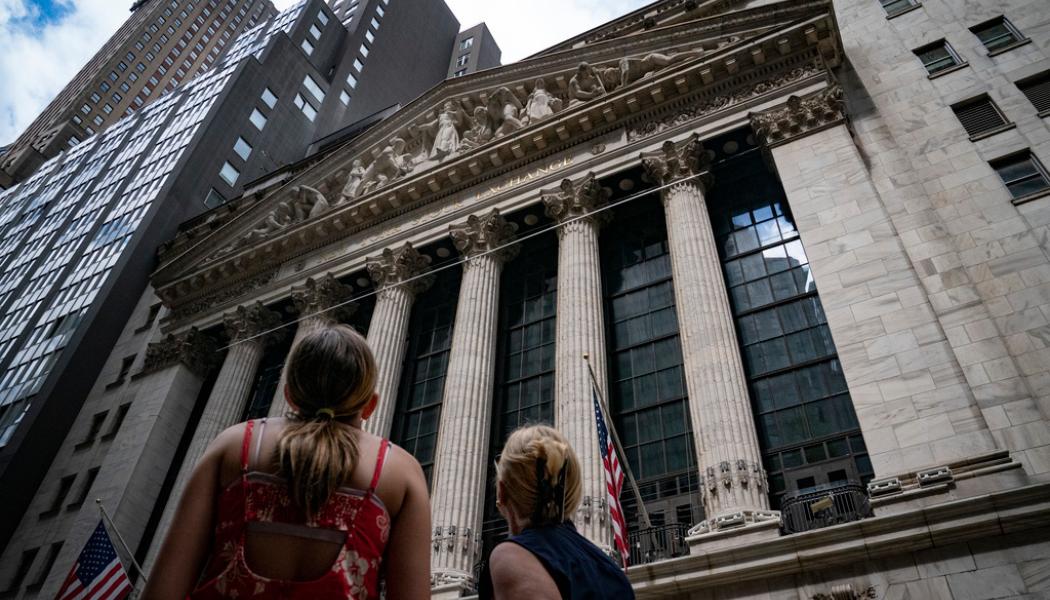 John Minchillo/AP/TT: Blandad inledning på veckan på Wall Street. Arkivbild.