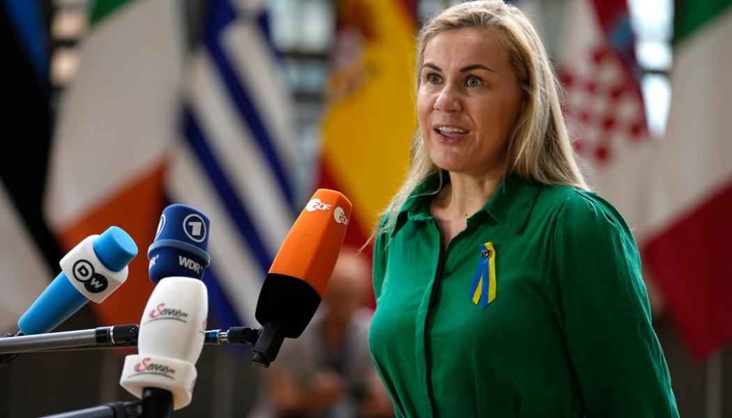 Virginia Mayo/AP/TT: Energikommissionär Kadri Simson, tidigare minister i Estland, på väg in till mötet.