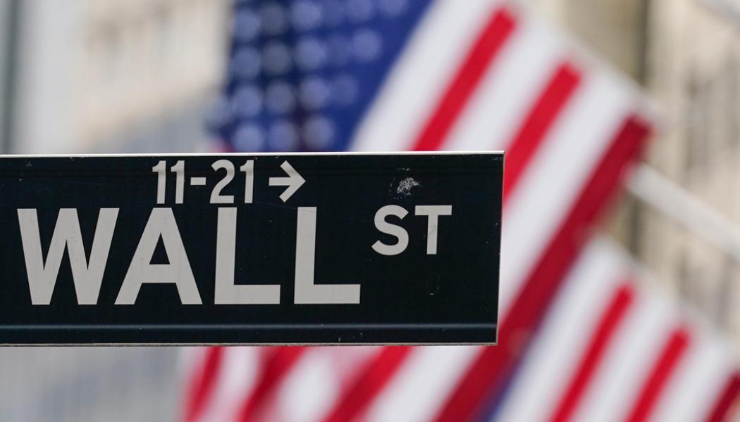 Seth Wenig/AP/TT: Det var glada miner på New York-börsen under fredagens handel. De tre ledande indexen slutade alla på plus. Arkivbild.
